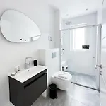 2br Backyard Flat By Arco Collection 아파트 슬리에마