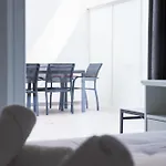 2br Backyard Flat By Arco Collection 아파트 슬리에마