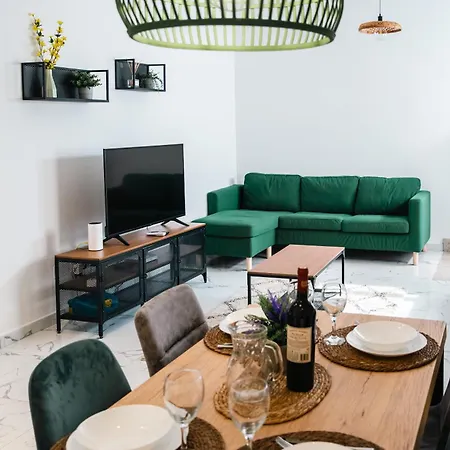 2br Backyard Flat By Arco Collection דירה